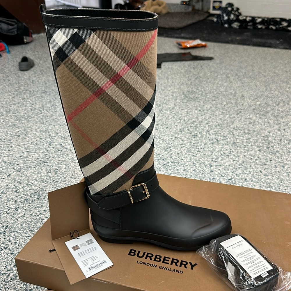 *BRAND NEW IN BOX*

Burberry Rainboots
Size 38
Item SKU 403835511004
Tags inc